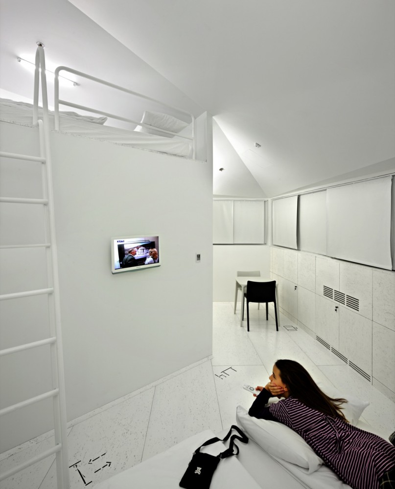 Hostel Golly±Bossy / Studio Up