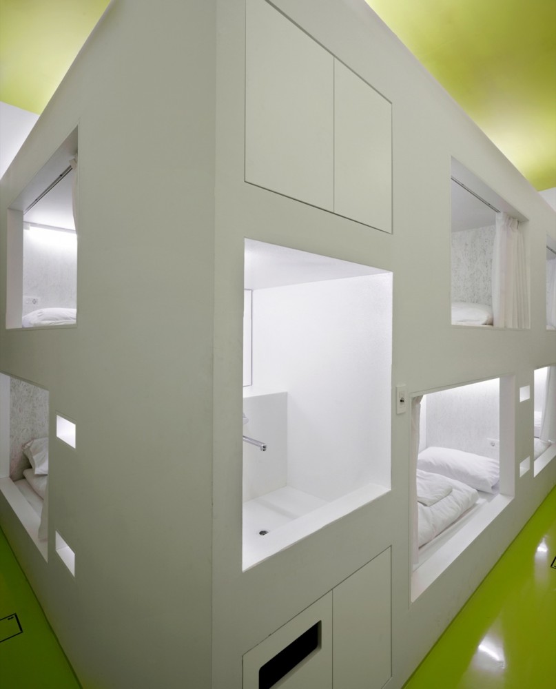 Hostel Golly±Bossy / Studio Up