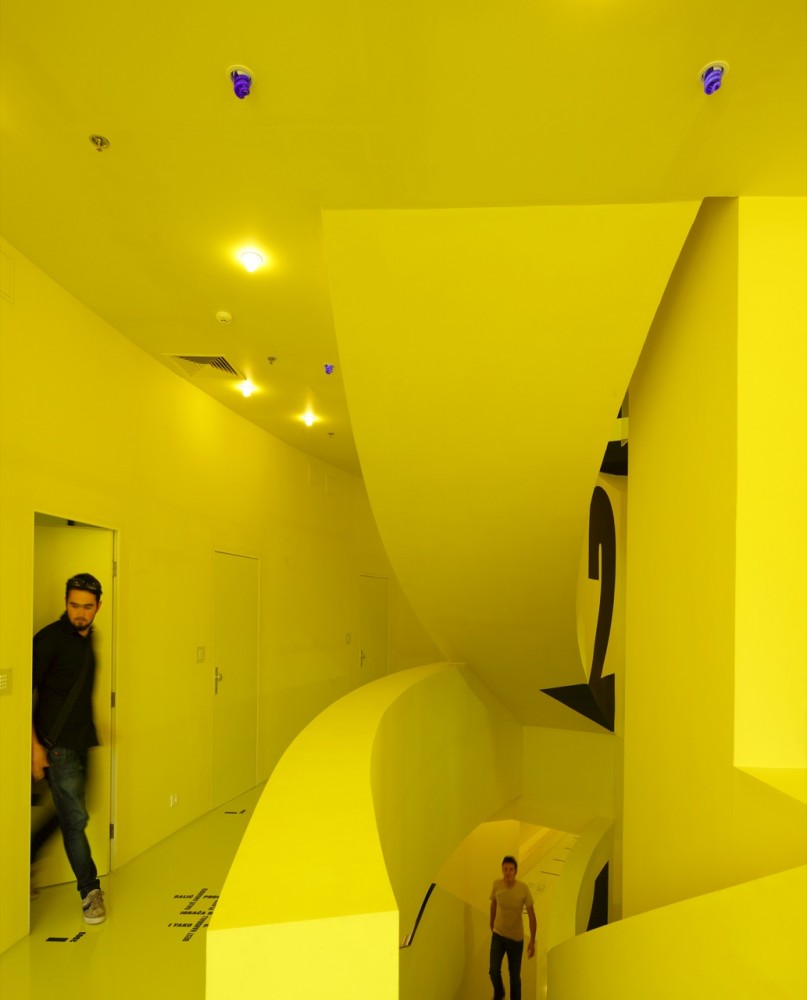 Hostel Golly±Bossy / Studio Up