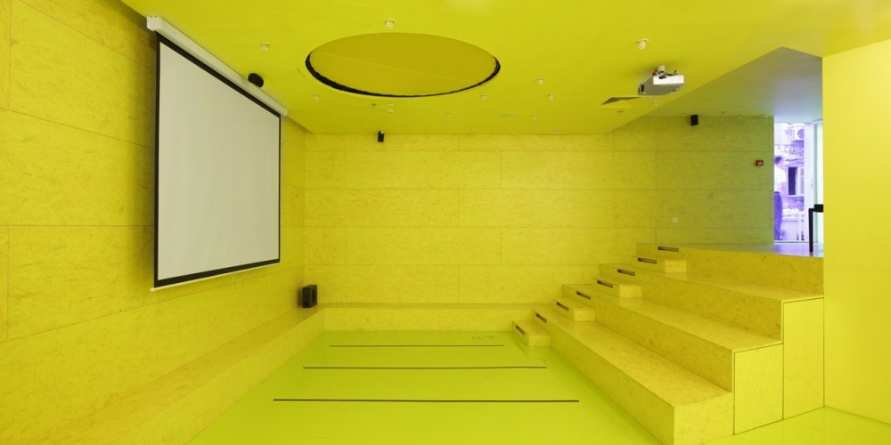 Hostel Golly±Bossy / Studio Up