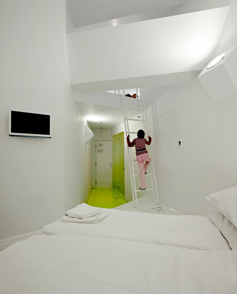 Hostel Golly±Bossy / Studio Up