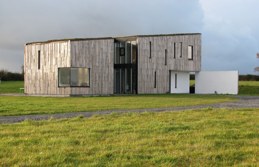 Solid Sanctuary / 4 Architecture