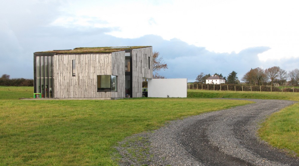 Solid Sanctuary / 4 Architecture