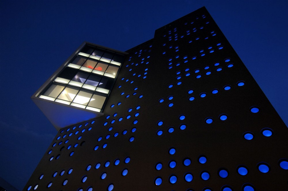 Chrome Hotel / Sanjay Puri Architects