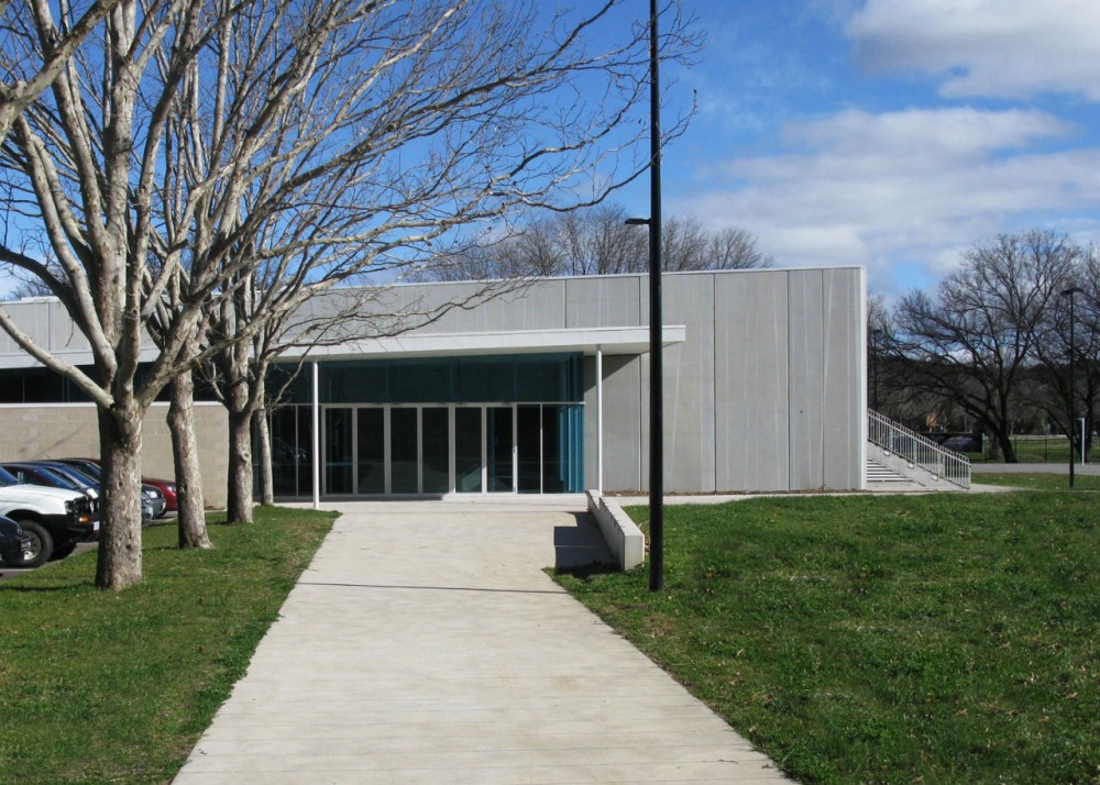 Lyneham Performing Arts Centre / HBO+EMTB