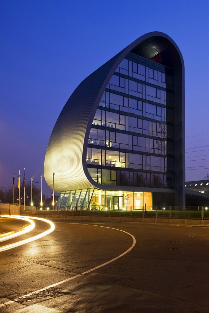 Hungarian Autoklub Headquarters / Vikar & Lukacs Architect Studio