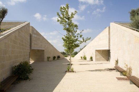 Ramat Hanadiv Visiting Center / Ada Karmi-Melamede Architects (27)