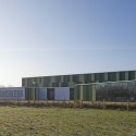 Green sports hall in Nieuwerkerk aan den Ijssel / MoederscheimMoonen Architects Green sports hall in Nieuwerkerk aan den Ijssel / MoederscheimMoonen Architects © Luuk Kramer