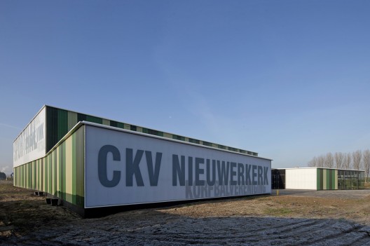 Green sports hall in Nieuwerkerk aan den Ijssel / MoederscheimMoonen Architects