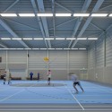 Green sports hall in Nieuwerkerk aan den Ijssel / MoederscheimMoonen Architects Green sports hall in Nieuwerkerk aan den Ijssel / MoederscheimMoonen Architects © Luuk Kramer