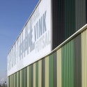 Green sports hall in Nieuwerkerk aan den Ijssel / MoederscheimMoonen Architects Green sports hall in Nieuwerkerk aan den Ijssel / MoederscheimMoonen Architects © Luuk Kramer