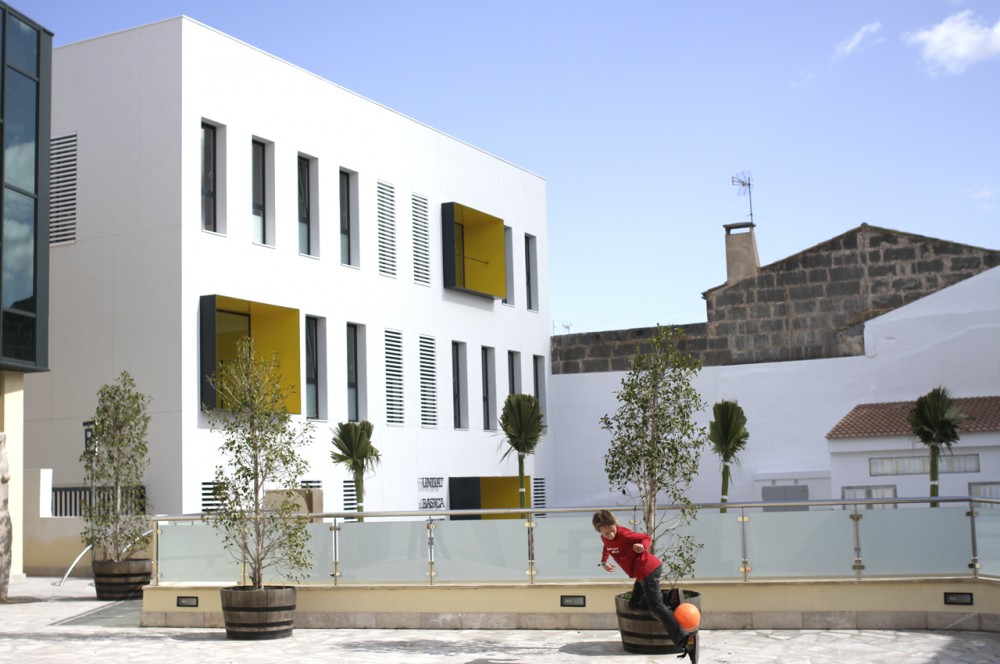 Porreres Medical Center / MACA Estudio