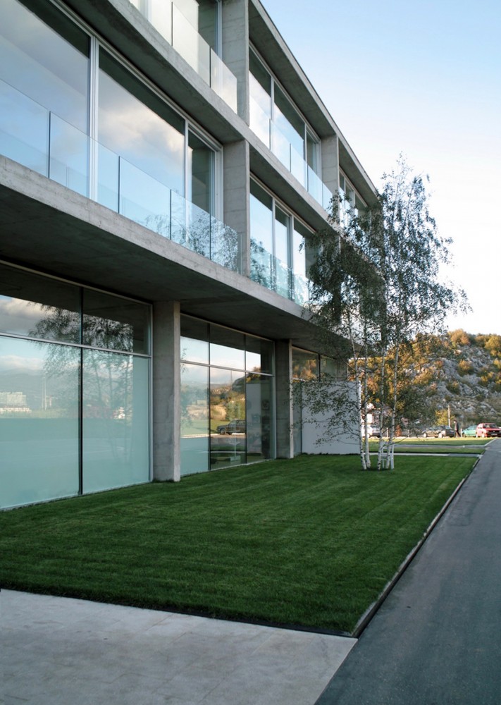 Neckom Offices and Showroom / re:a.c.t