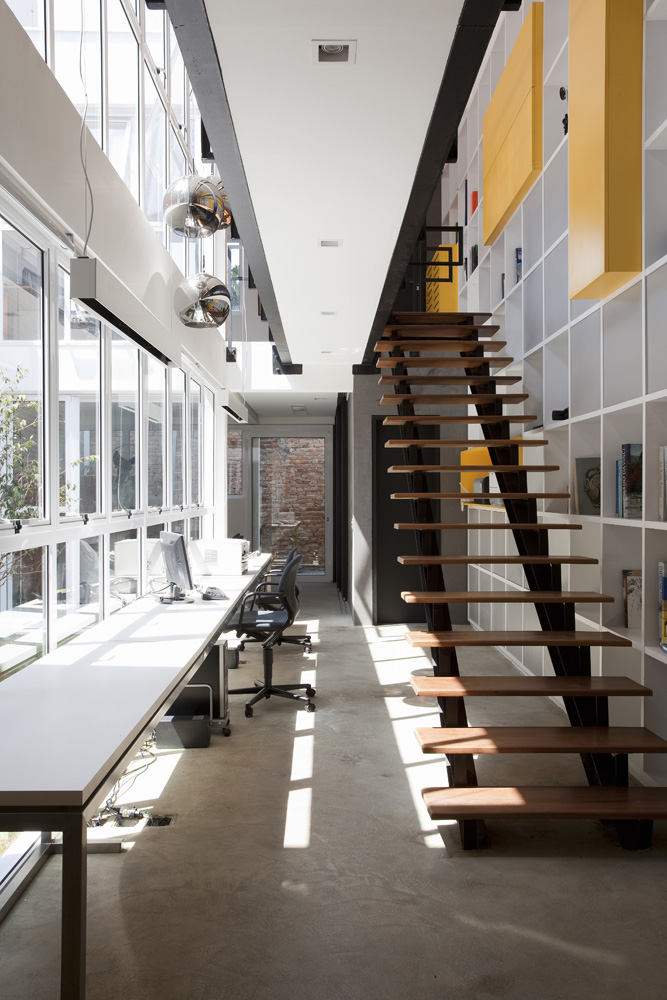 Real State Office Building / FGMF