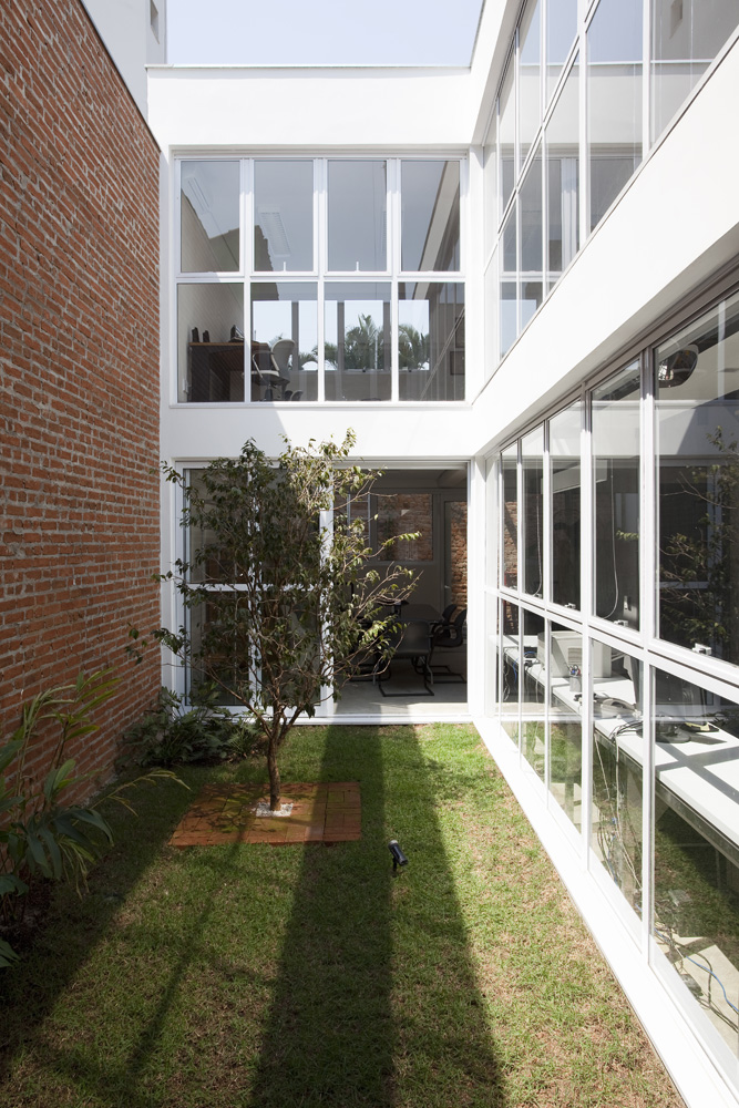 Real State Office Building / FGMF