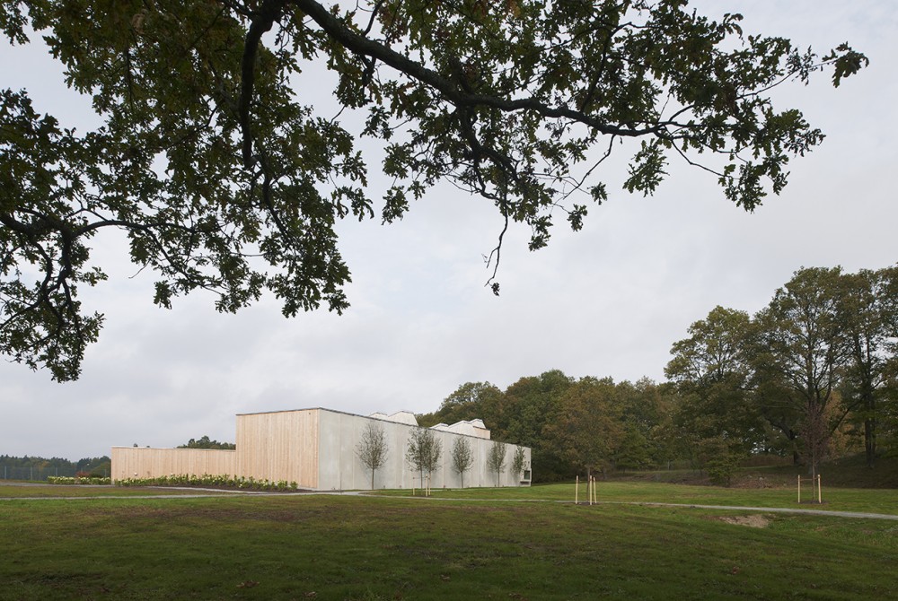 Cemetary Service Building at Ulriksdal / Petra Gipp Arkitektur ​and In Praise of Shadows