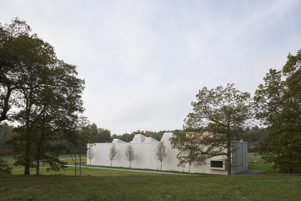 Cemetary Service Building at Ulriksdal / Petra Gipp Arkitektur ​and In Praise of Shadows