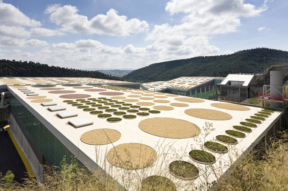 Waste Treatment Facility / Batlle & Roig Architects