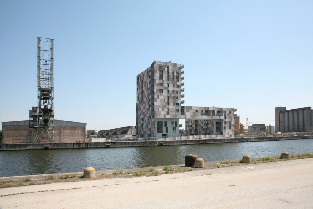 Apartment building on the harbour / Zucchi & Partners