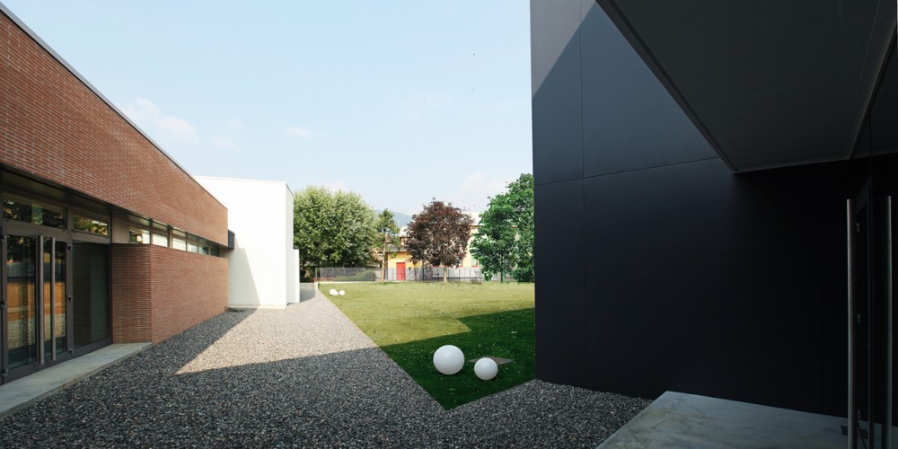 The Court Of The Trees / Tomas Ghisellini Architects