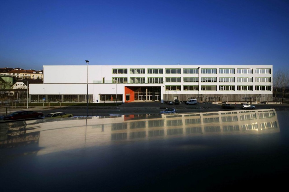 Budaörs Elementary School / DOBAI János DLA