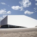 Noor-e-Mobin Sports Hall / FEA Studio Noor-e-Mobin Sports Hall / FEA Studio © Arash Nasiri