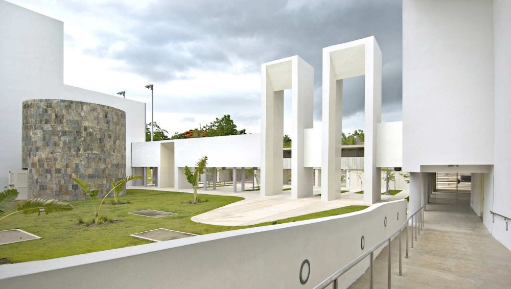Natatorio / Fuster + Partners Architects