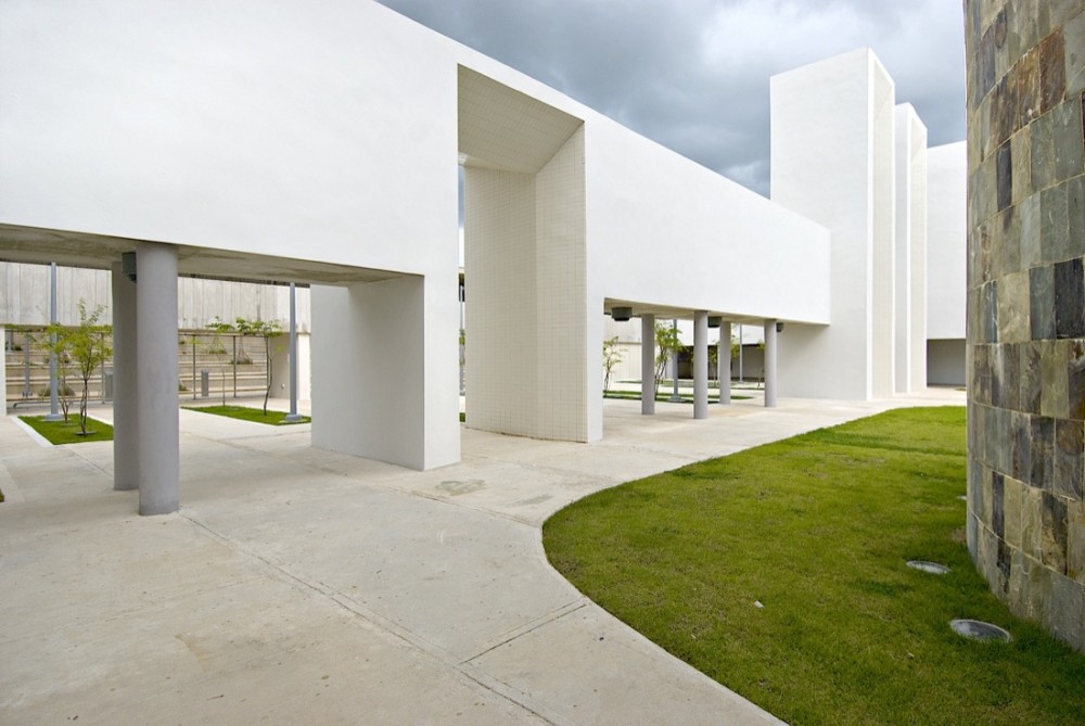 Natatorio / Fuster + Partners Architects