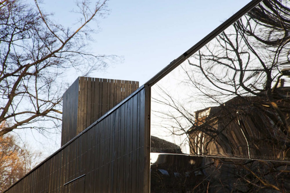 Mirror House / MLRP