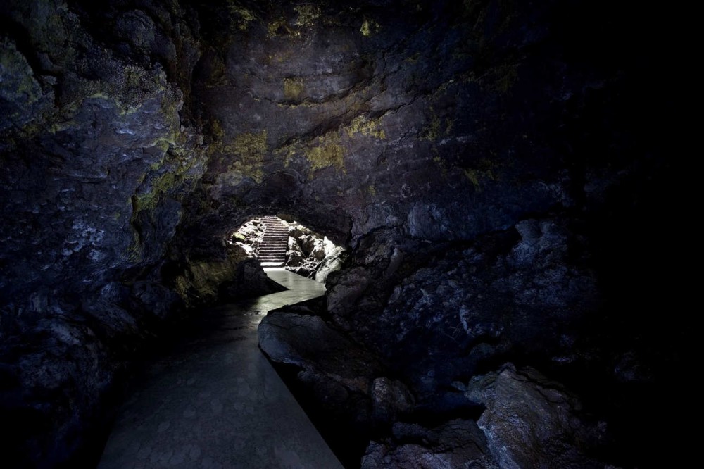 Gruta das Torres Visitor Centre / SAMI-architectos