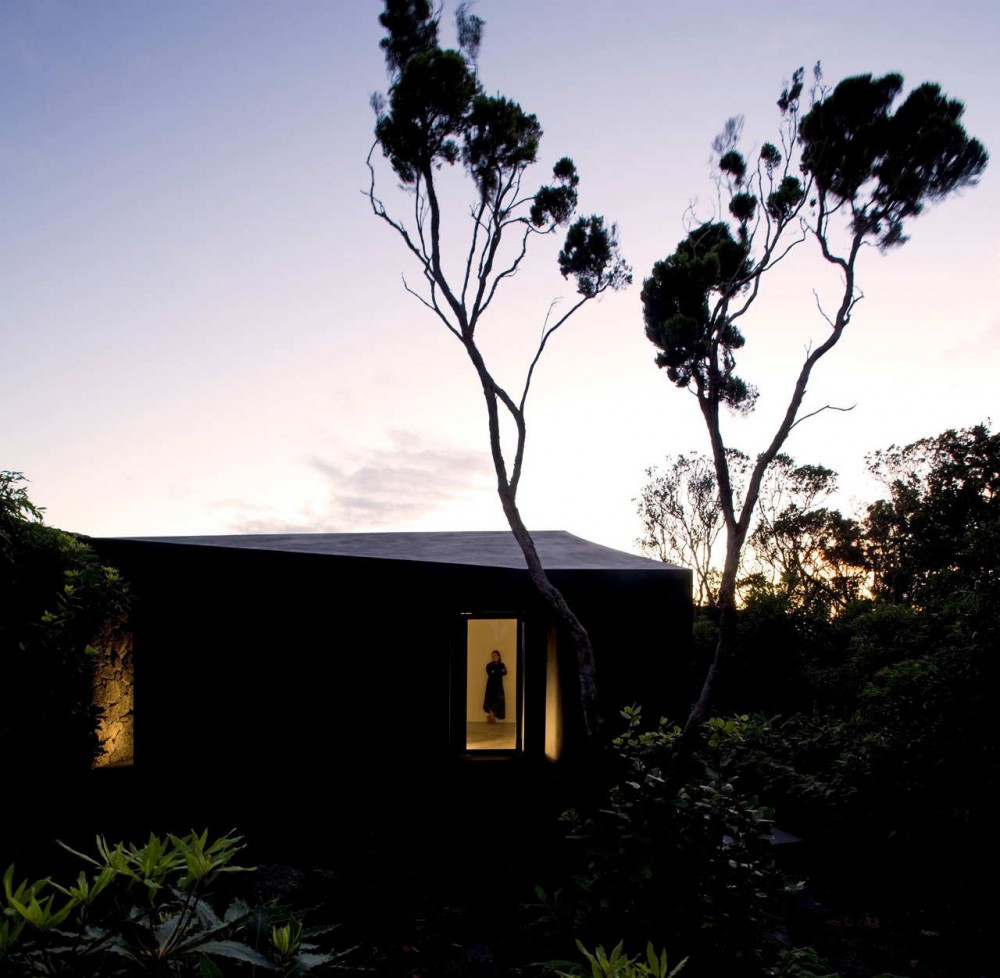 Gruta das Torres Visitor Centre / SAMI-architectos