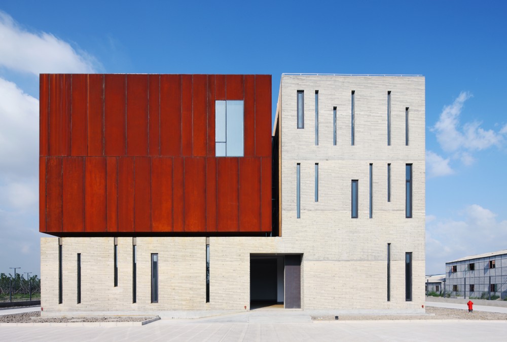 Administration Building of the North Shanghai Gas Company in Jiading / Atelier Deshaus