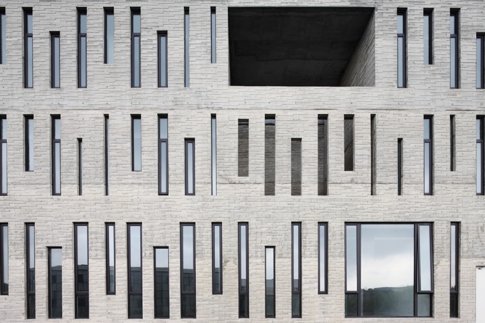 Administration Building of the North Shanghai Gas Company in Jiading / Atelier Deshaus