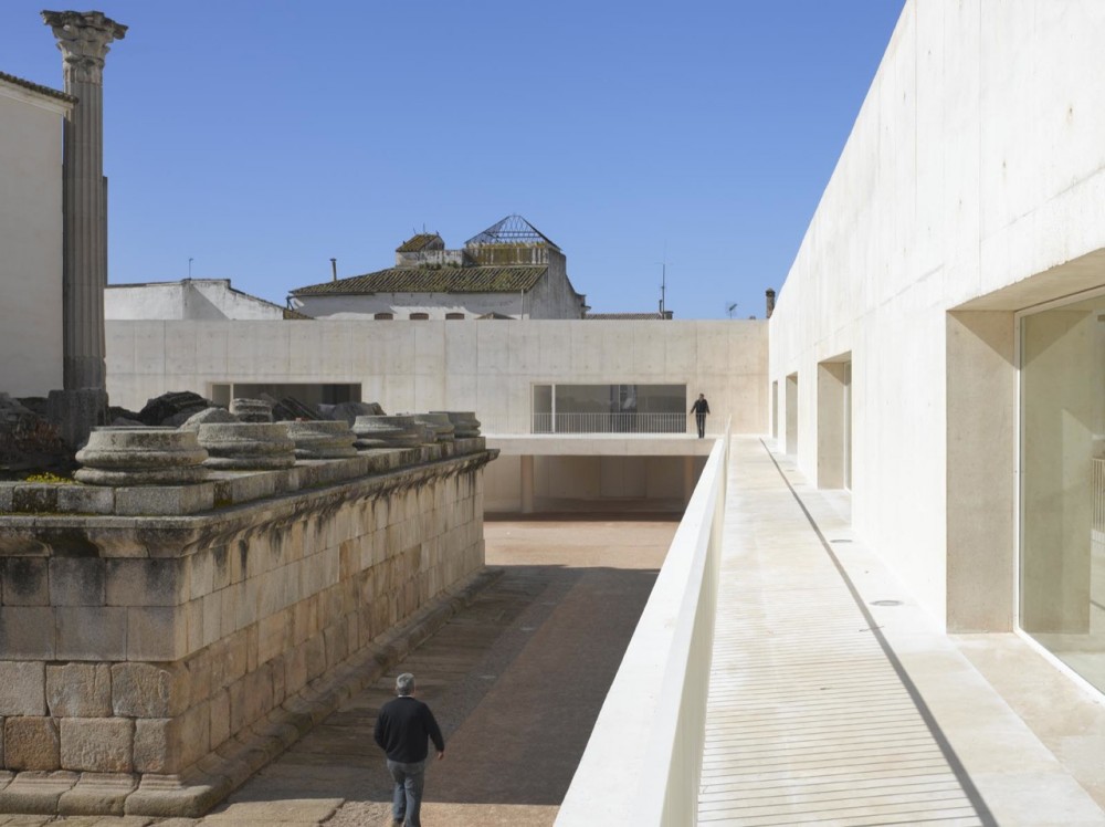 Temple Of Diana / José María Sánchez García