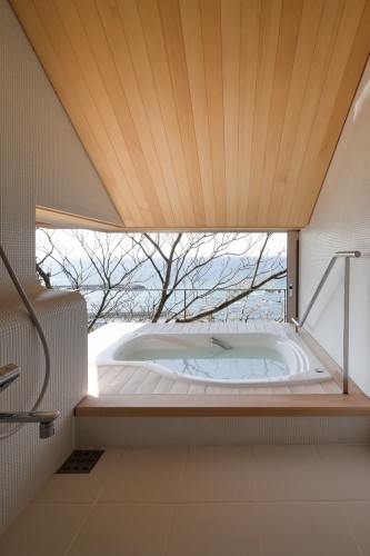 Wind-dyed House / acaa (2)
