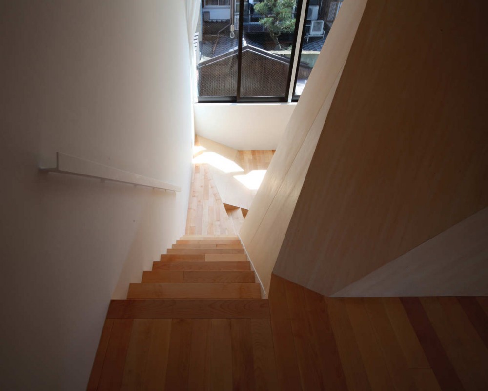 New Kyoto Town House / Alphaville Architects