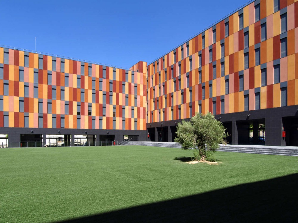132 Houses With Public Protection / Aguinaga y Asociados Arquitectos