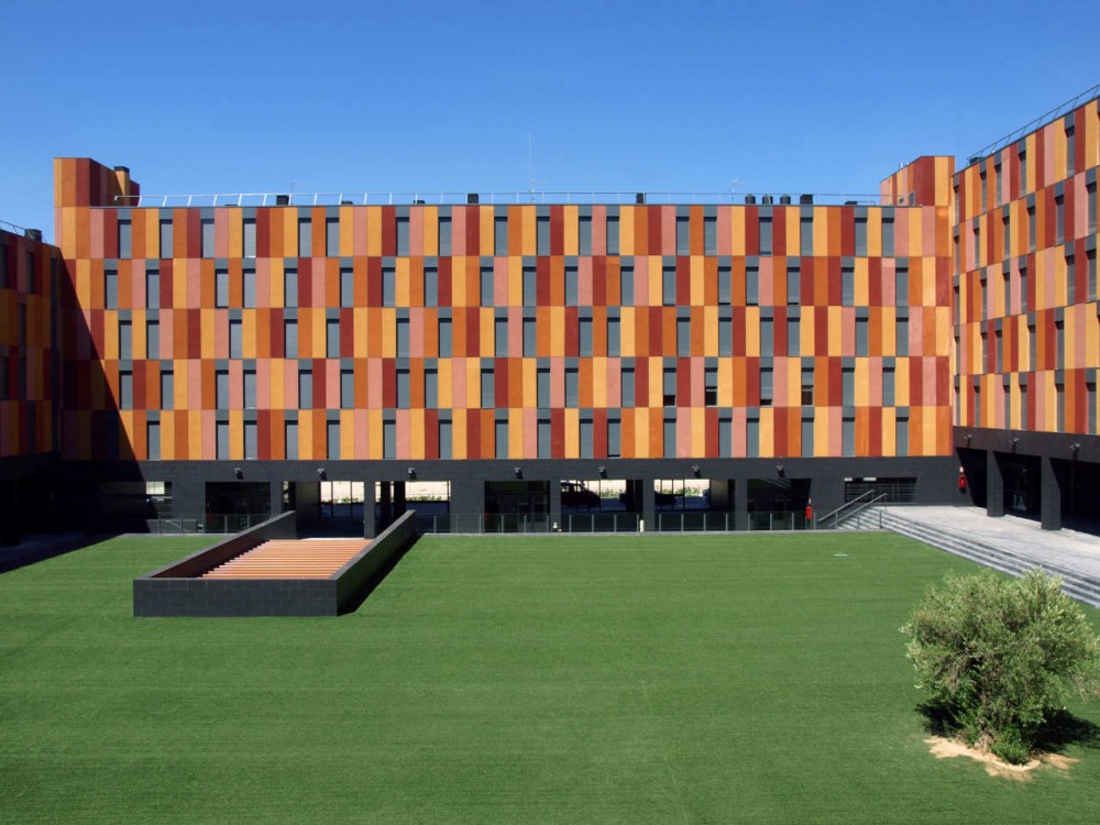 132 Houses With Public Protection / Aguinaga y Asociados Arquitectos