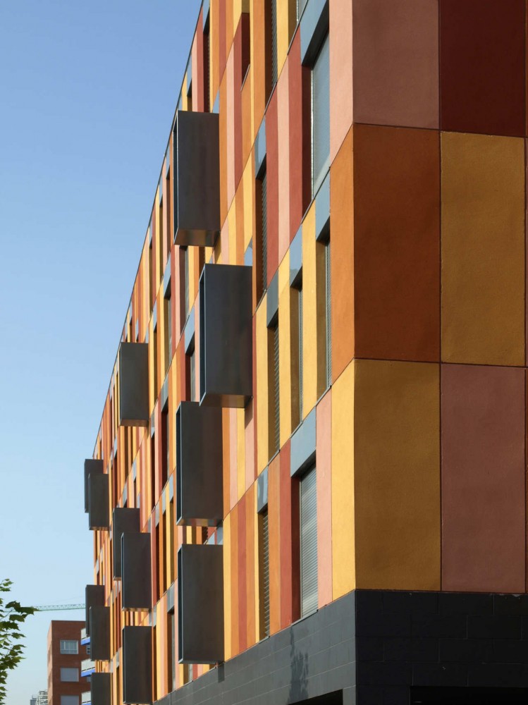 132 Houses With Public Protection / Aguinaga y Asociados Arquitectos