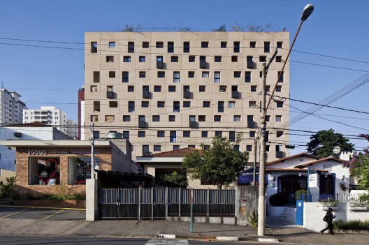 W305 Building / Isay Weinfeld