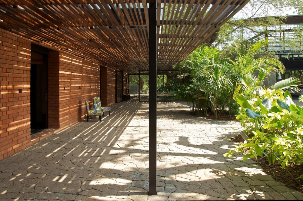 The Brick Kiln House / SPASM Design Architects