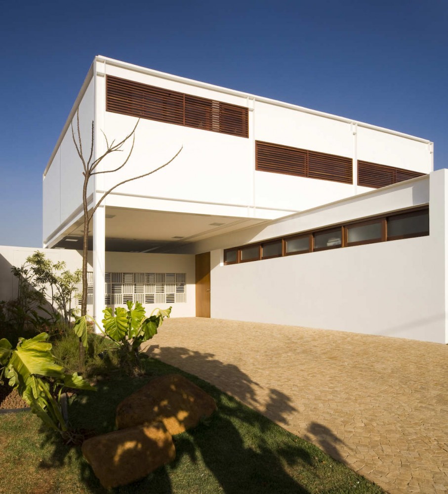 House G16 / Mira Arquitetos