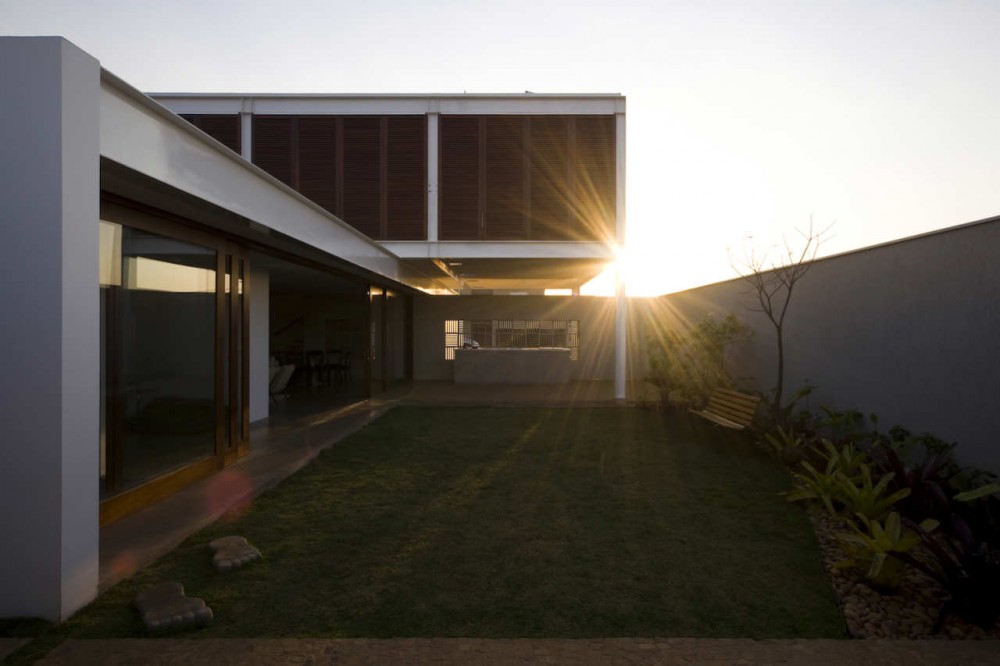 House G16 / Mira Arquitetos