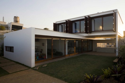 House G16 / Mira Arquitetos