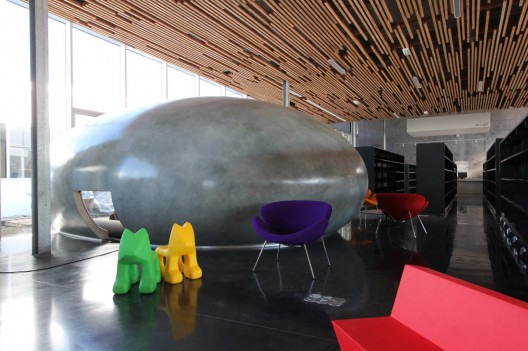 Multimedia Library And HQE Auditorium / deAlzua+, Atelier 9.81