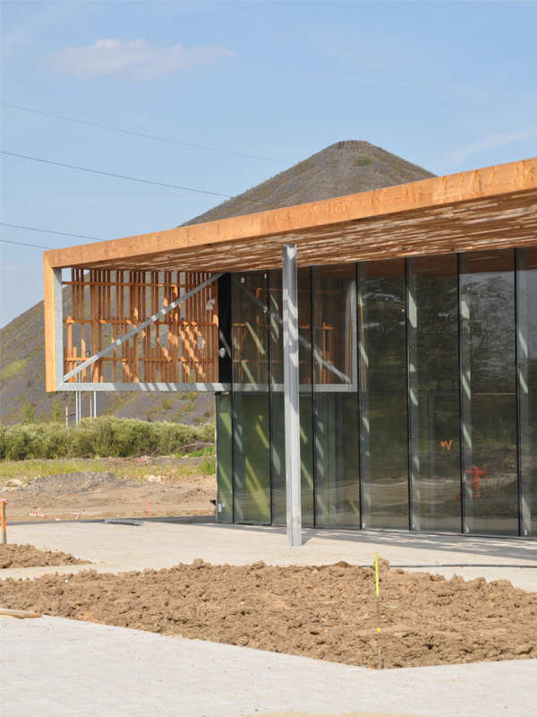 Multimedia Library And HQE Auditorium / deAlzua+ & Atelier 9.81