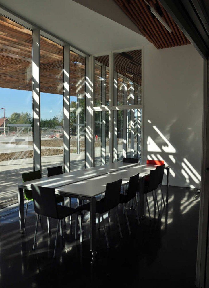 Multimedia Library And HQE Auditorium / deAlzua+ & Atelier 9.81