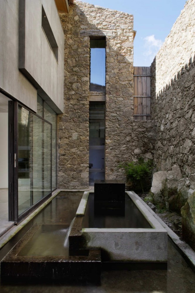 Estate In Extremadura / Ábaton Architects