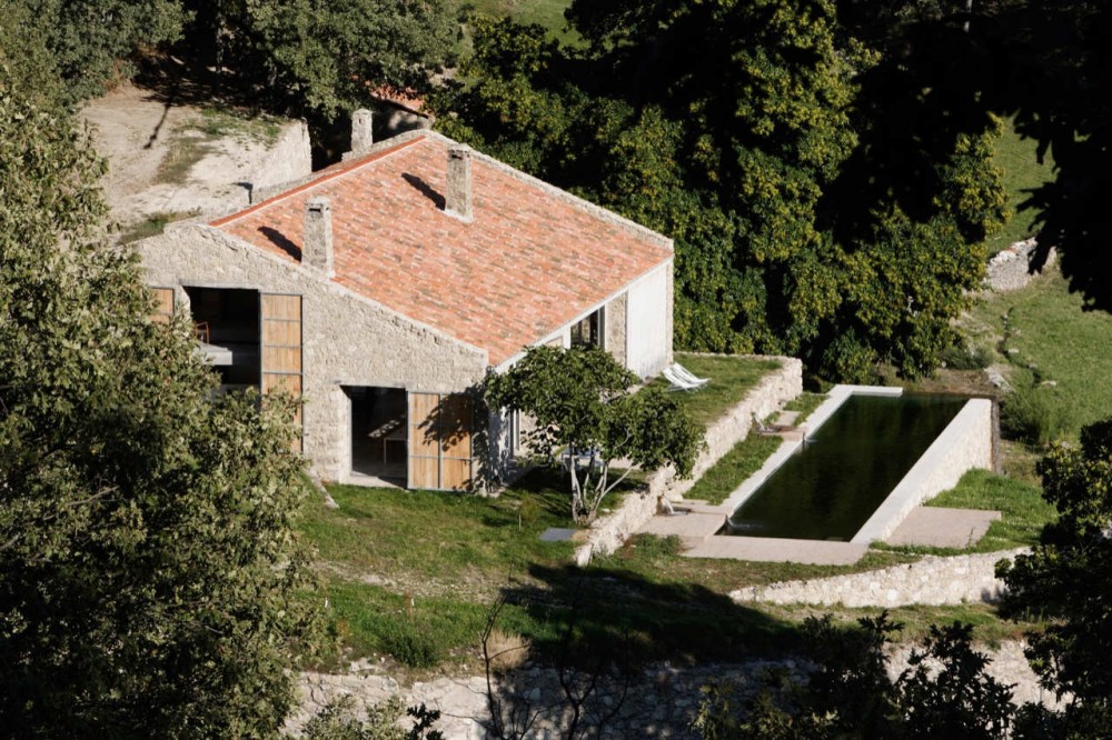 Estate In Extremadura / Ábaton Architects