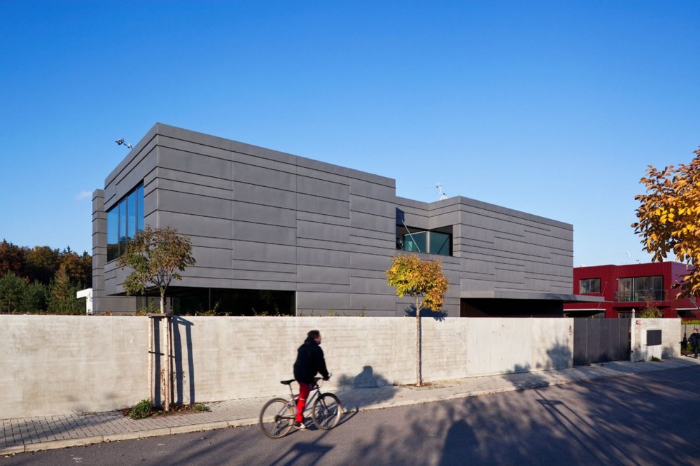 Family House In Kunratice / Aulík Fišer Architects